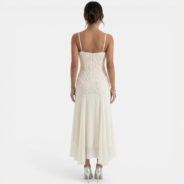 Vestido midi beige para mujer con bordado floral, diseño versátil y cómodo para verano.