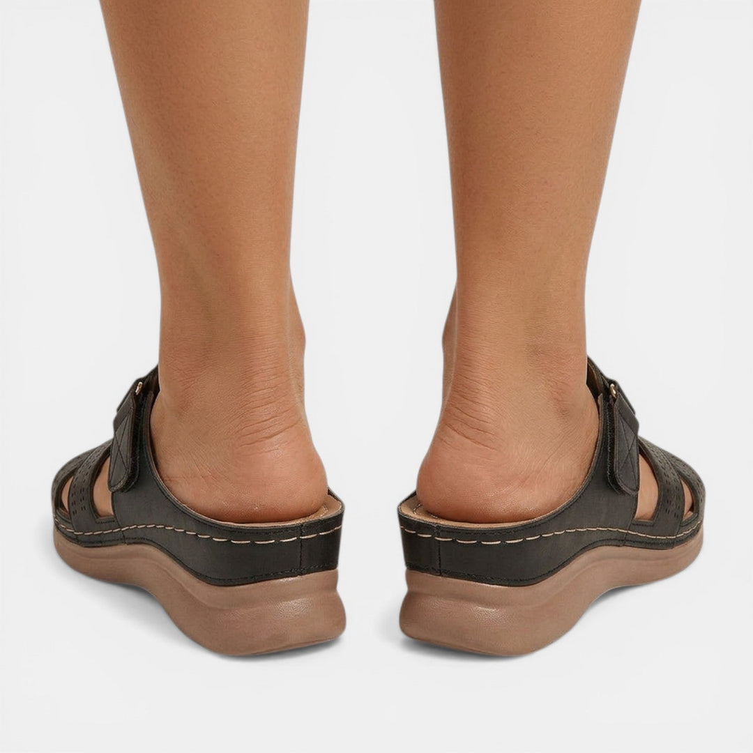 Sandalias plataforma ortopédicas de mujer en varios colores: rojo, marrón y negro. Calzado cómodo.