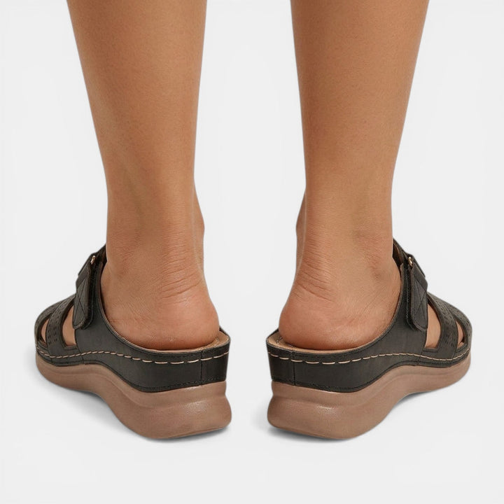 Sandalias plataforma ortopédicas de mujer en varios colores: rojo, marrón y negro. Calzado cómodo.