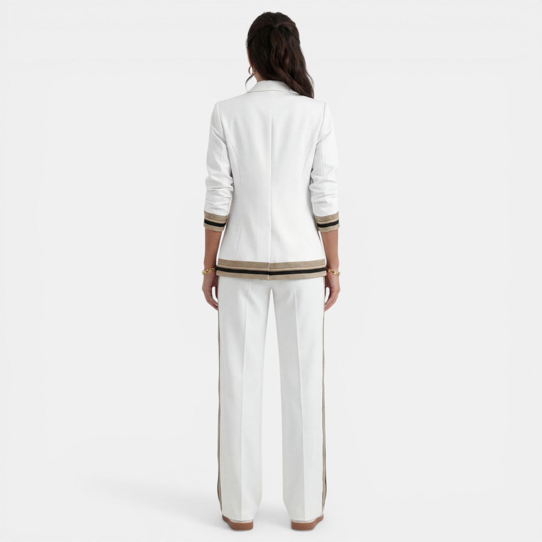 Traje formal de mujer: conjunto elegante con blazer y pantalón ancho, perfecto para moda ejecutiva.