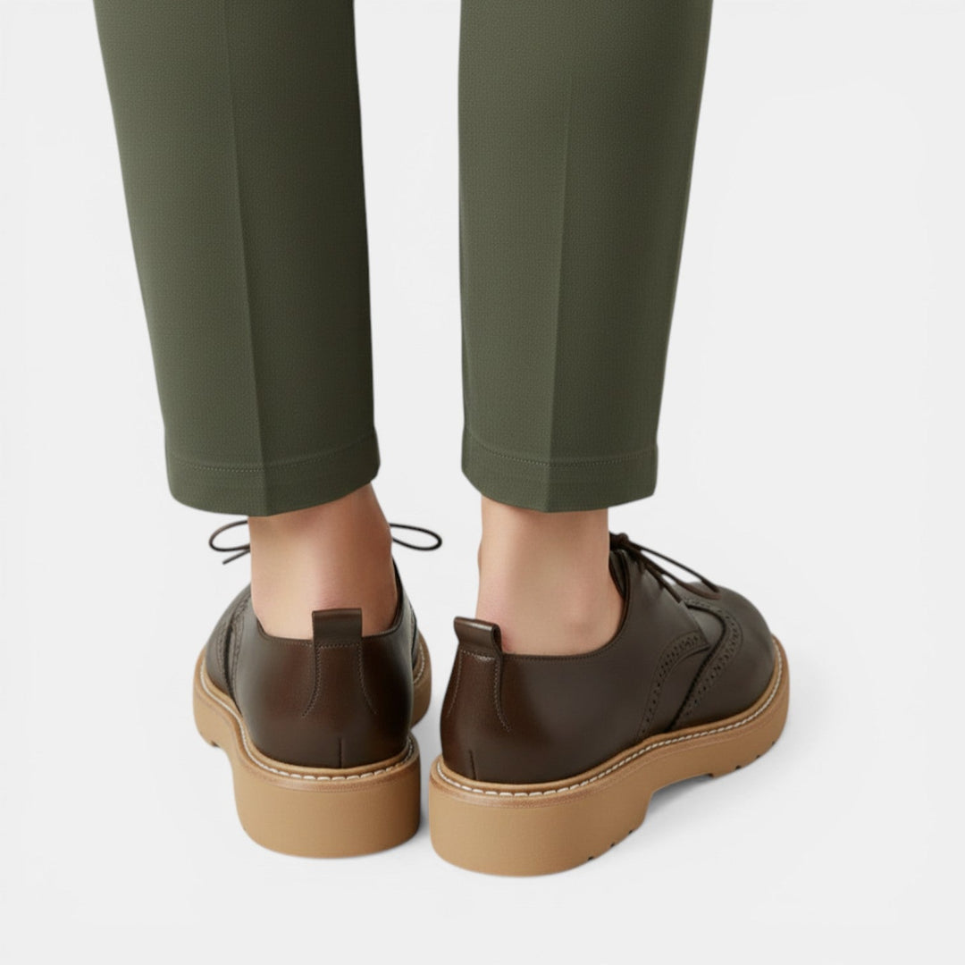 Elegantes zapatos Oxford calados para mujer, diseño retro, tacón para estilo.