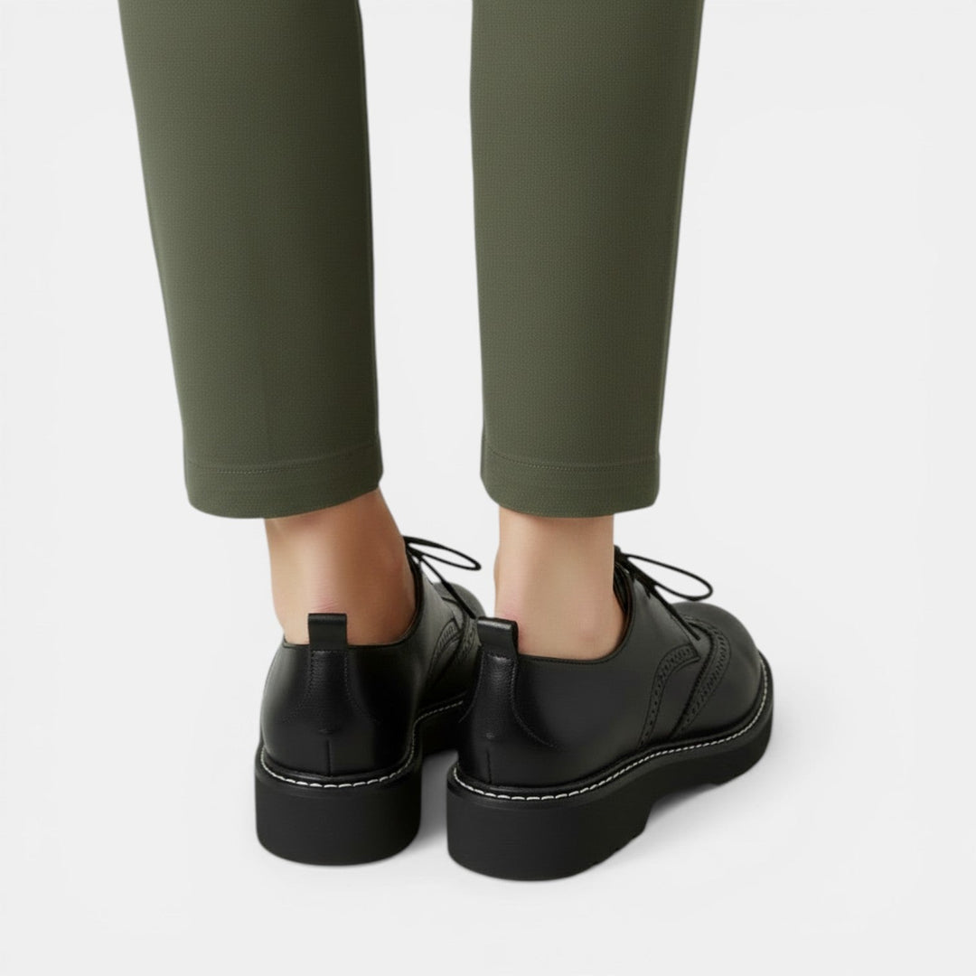 Textura de zapatos Oxford calados para mujer, ortopédicos, detalle perforado para transpirabilidad.