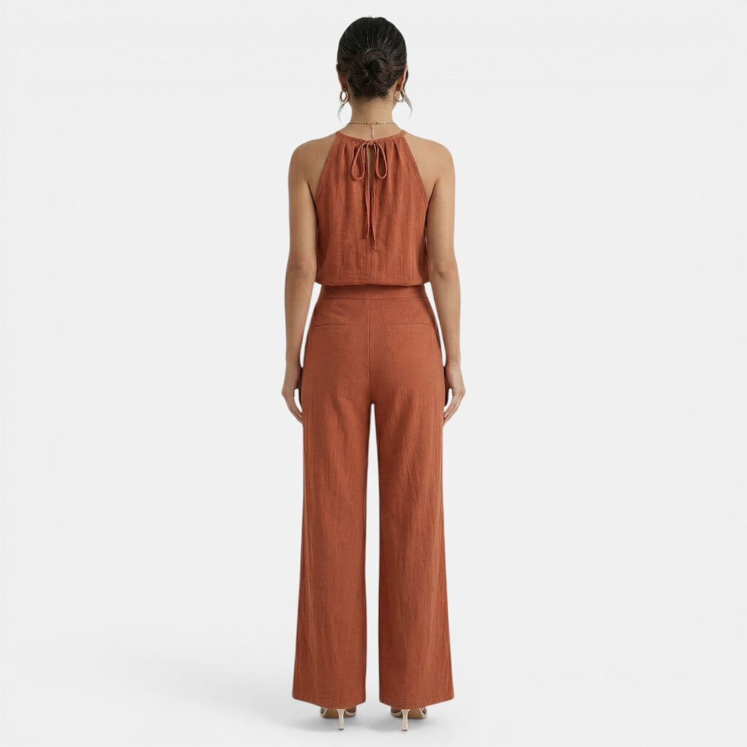 Atuendo casual de verano para mujer: conjunto de lino fresco, top halter calado y pantalón ancho.