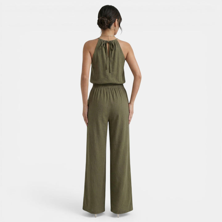 Conjunto fresco de lino para mujer, top halter calado y pantalón ancho. Perfecto para la playa.