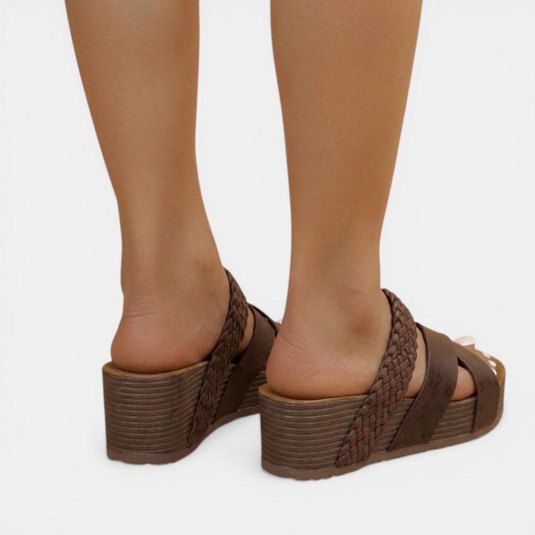 Sandalias cruzadas trenzadas para mujer. Calzado femenino de estilo casual y elegancia diaria.