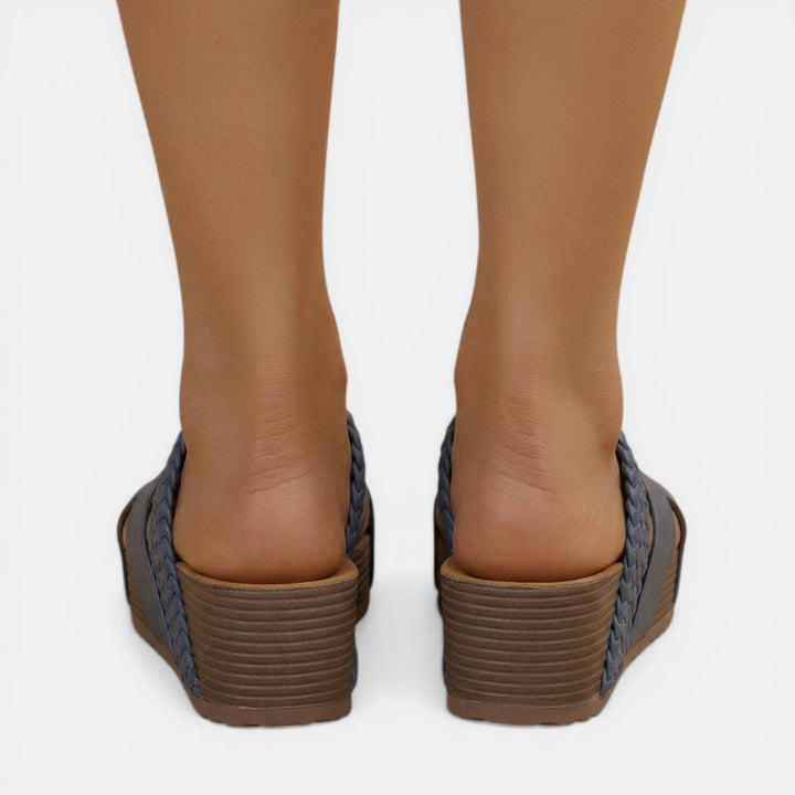 Sandalias mujer con tiras cruzadas trenzadas. Calzado femenino ideal para moda verano y confort casual.