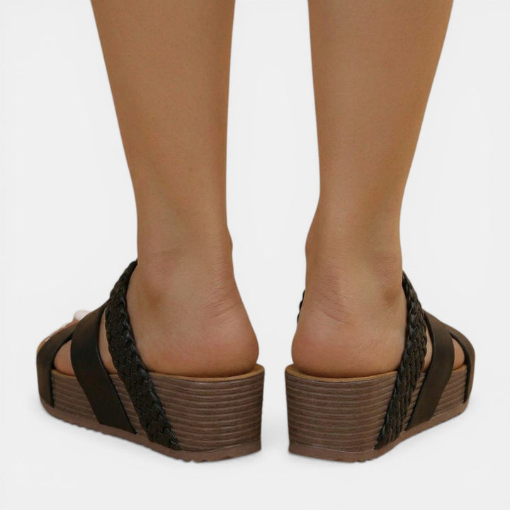 Sandalias cómodas de mujer, tiras cruzadas trenzadas para un estilo casual de verano. Elegancia diaria.