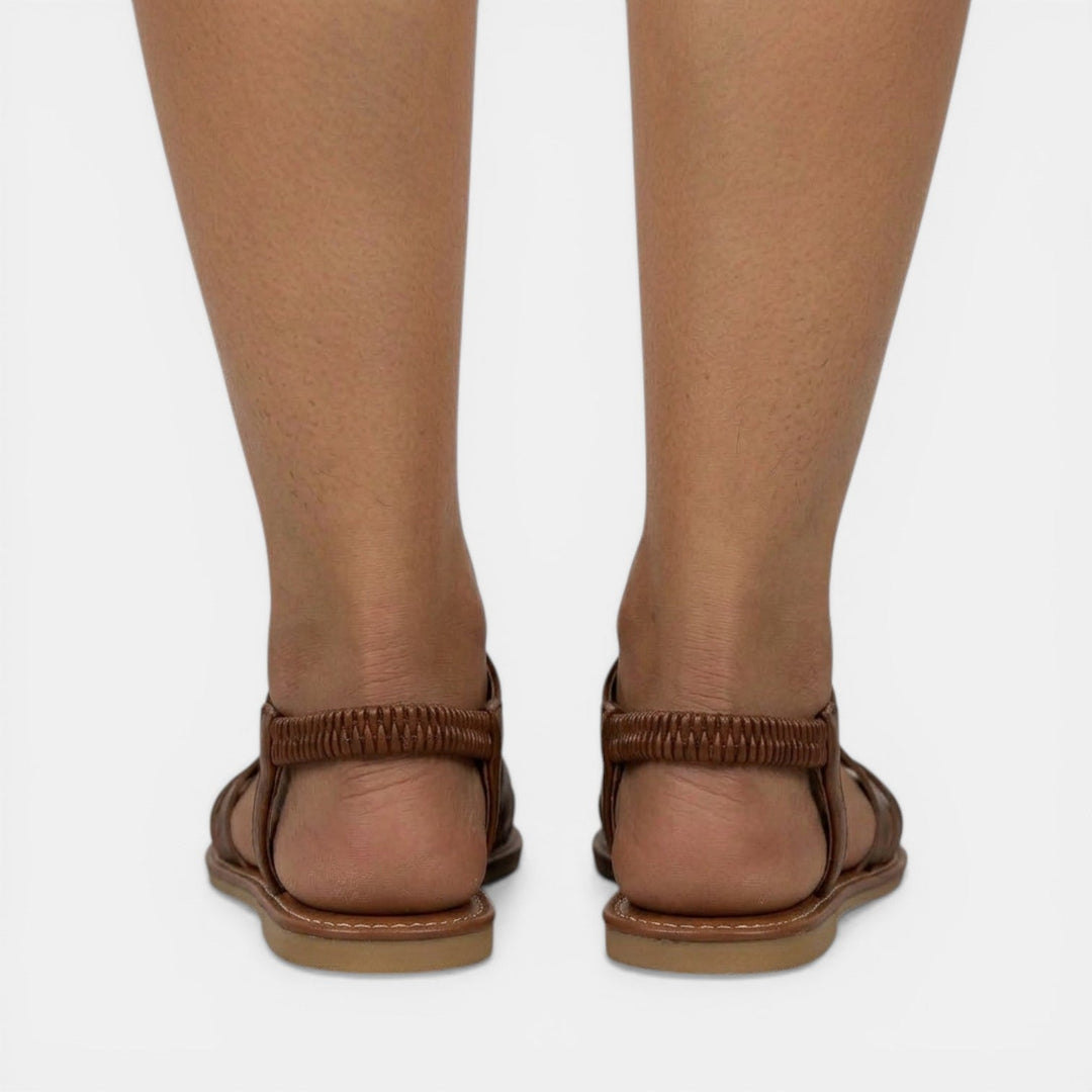 Sandalias planas de mujer con tirantes cruzados. Combinación ideal para atuendos casuales de verano, muy versátiles.