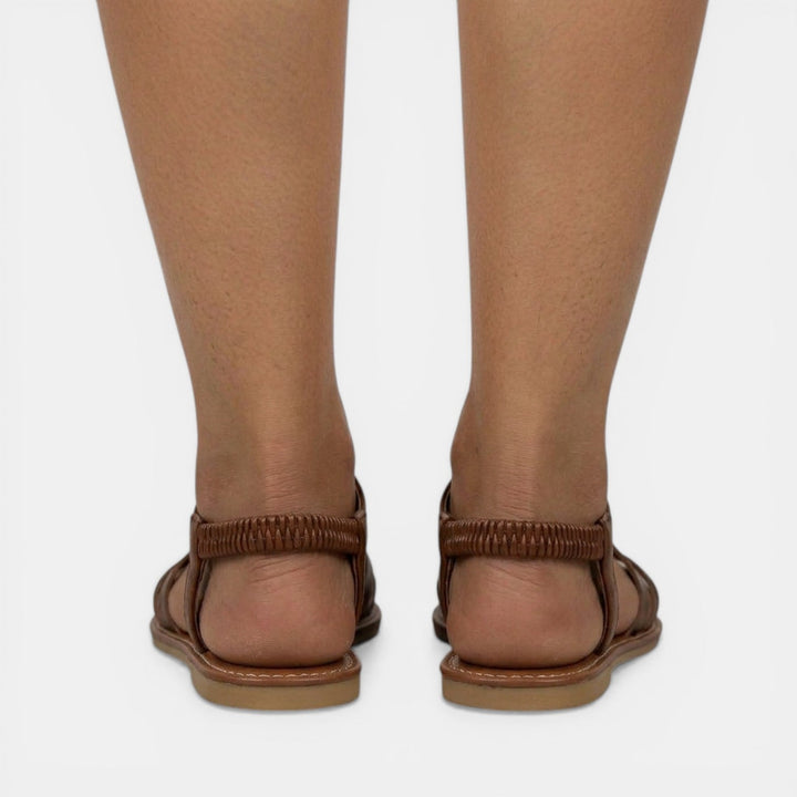 Sandalias planas de mujer con tirantes cruzados. Combinación ideal para atuendos casuales de verano, muy versátiles.