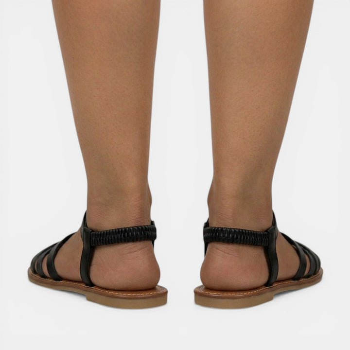 Sandalias planas de mujer con tirantes cruzados. Calzado cómodo y versátil, un básico de verano para el día a día.