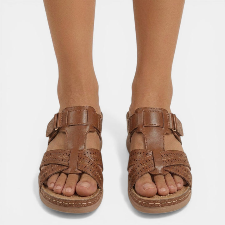 Sandalias negras de plataforma para mujer. Calzado ortopédico, cómodo, estilo casual, ideal verano.