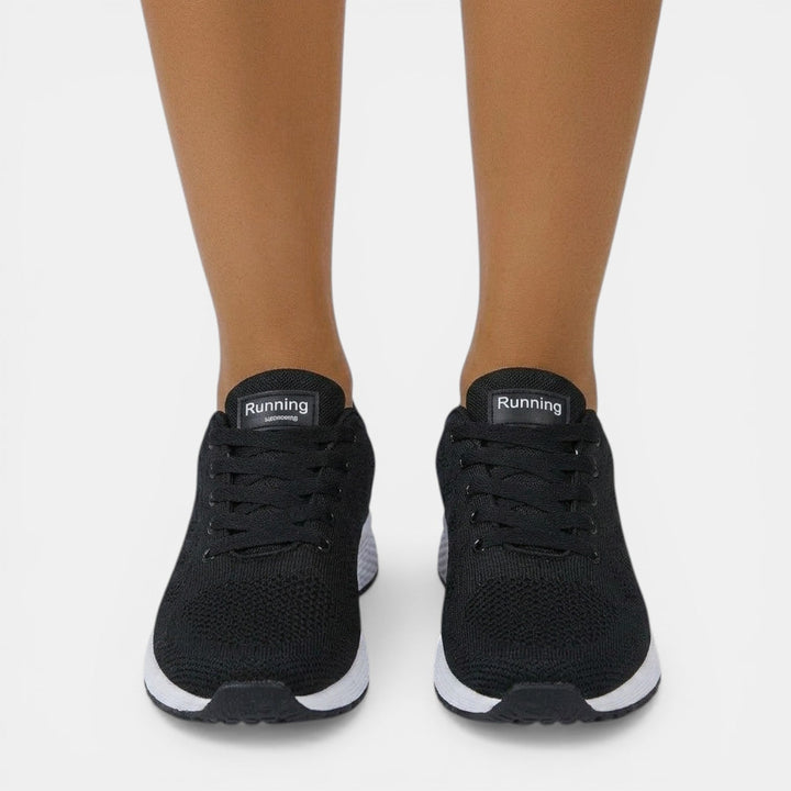 Interior acolchado de zapatillas ortopédicas que brinda soporte ergonómico y confort sin límites para los pies.