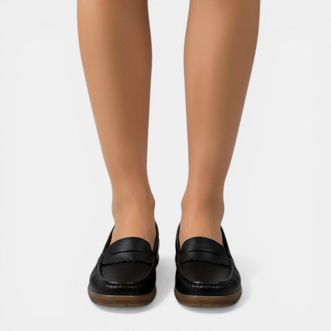 Mocasines ortopédicos para mujer puestos, mostrando ajuste cómodo y estilo elegante.