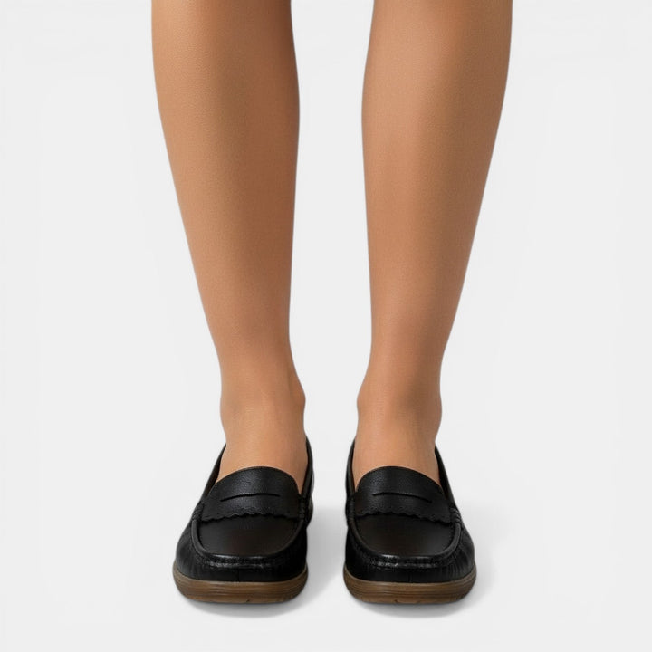 Mocasines ortopédicos para mujer puestos, mostrando ajuste cómodo y estilo elegante.