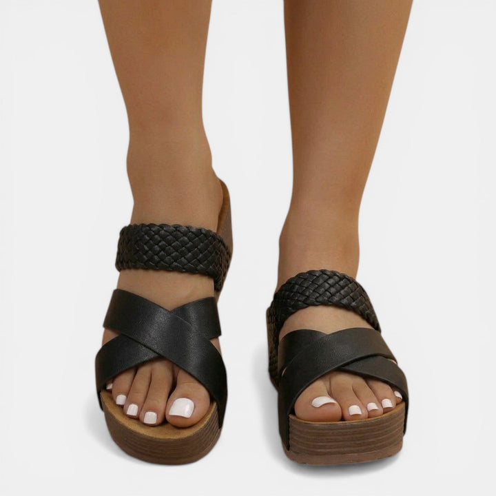 Sandalias de mujer planas con tiras cruzadas trenzadas. Calzado femenino cómodo para look casual de verano.
