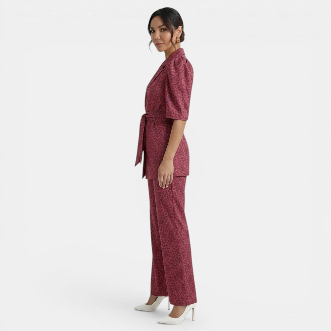 Blusa y pantalón de mujer con mangas abullonadas y lazado. Conjunto dos piezas elegante, estilo formal y moderno.