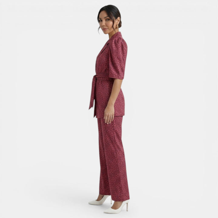 Blusa y pantalón de mujer con mangas abullonadas y lazado. Conjunto dos piezas elegante, estilo formal y moderno.