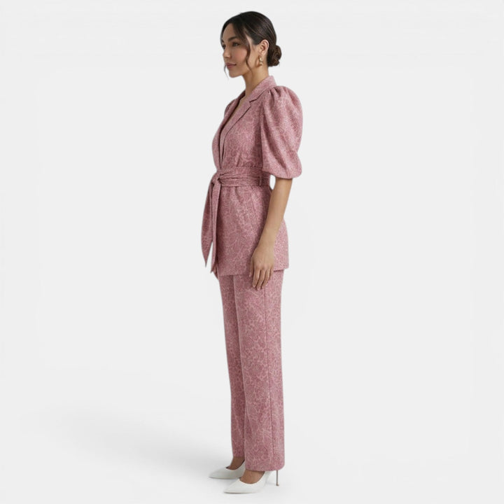 Ropa elegante mujer: blusa de mangas abullonadas y pantalón con lazada. Conjunto formal de dos piezas versátil.