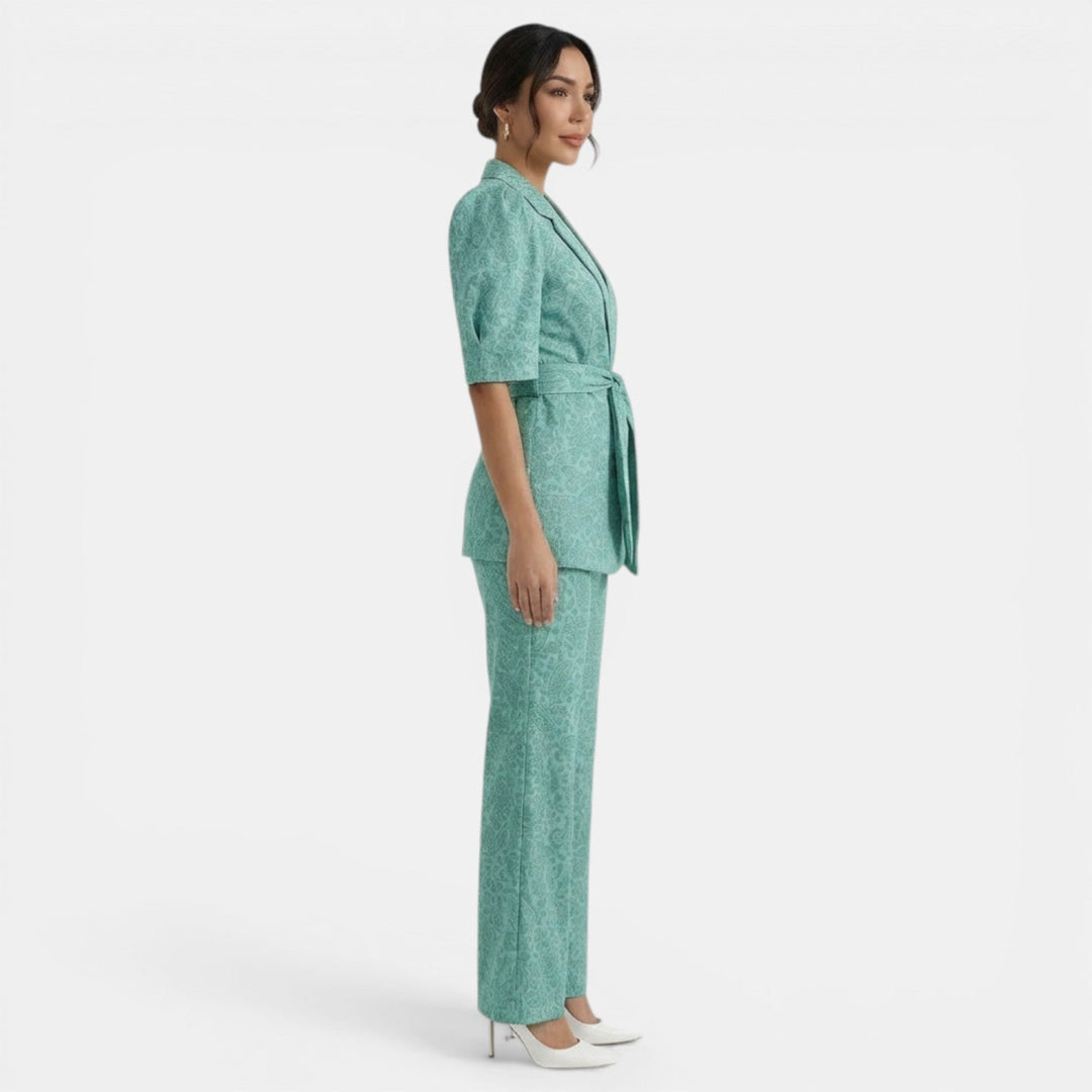Cómodo conjunto blusa y pantalón mujer con lazada ajustable. Atuendo elegante y formal para tu día a día.