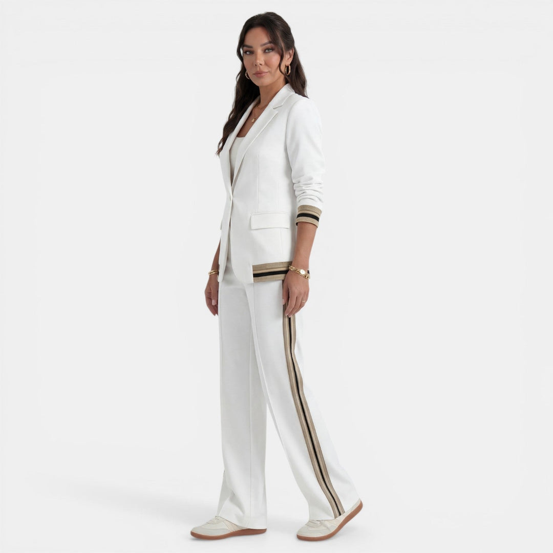 Ropa de oficina mujer: conjunto elegante con blazer y pantalón ancho, ideal para look profesional.