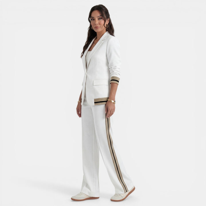 Ropa de oficina mujer: conjunto elegante con blazer y pantalón ancho, ideal para look profesional.