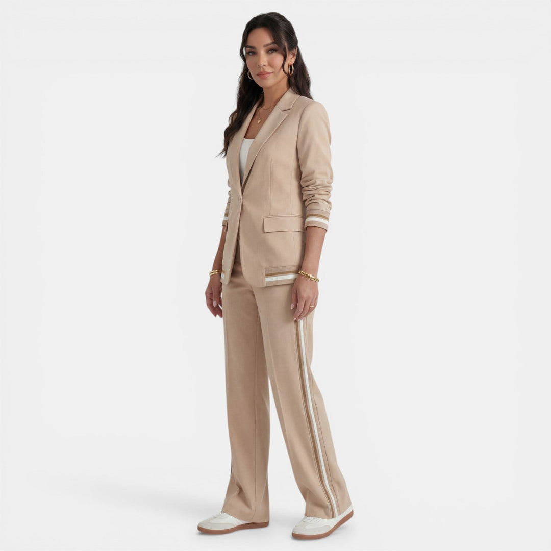 Blazer y pantalón ancho profesional de mujer, perfecto para moda ejecutiva y estilo de oficina.