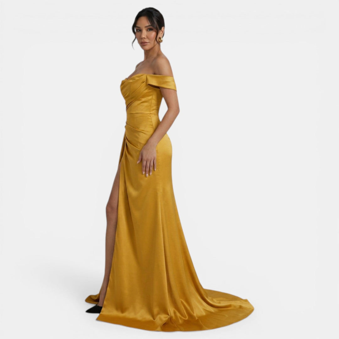 Vestido off-shoulder femenino, abertura alta lateral, para fiestas y galas, diseño moderno y sofisticado.