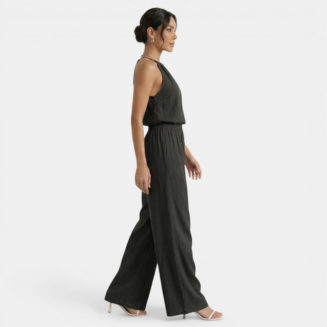 Conjunto de mujer ideal para la playa. Top halter de lino calado y pantalón ancho fresco y casual.