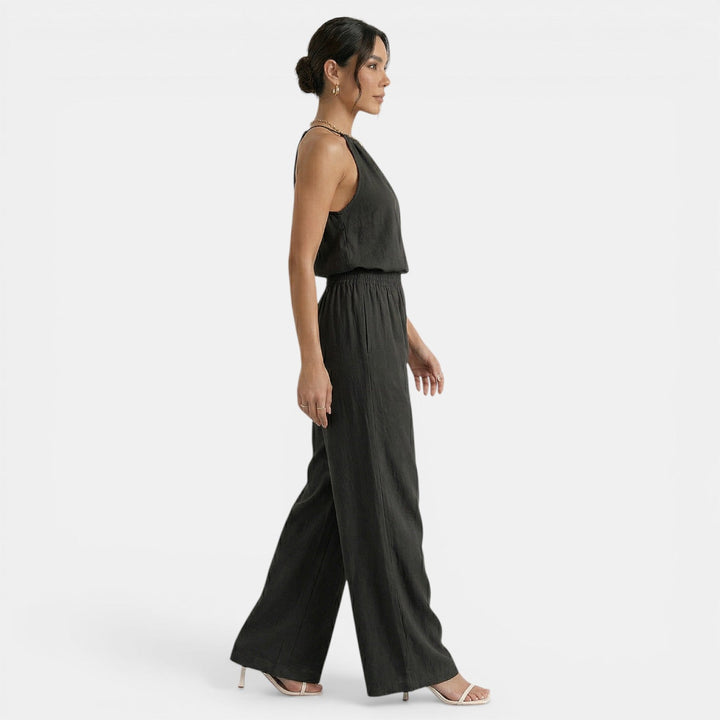 Conjunto de mujer ideal para la playa. Top halter de lino calado y pantalón ancho fresco y casual.