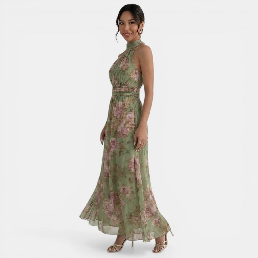 Mujer luciendo vestido maxi floral verde casual y fluido. Perfecto para días soleados de verano con confort.