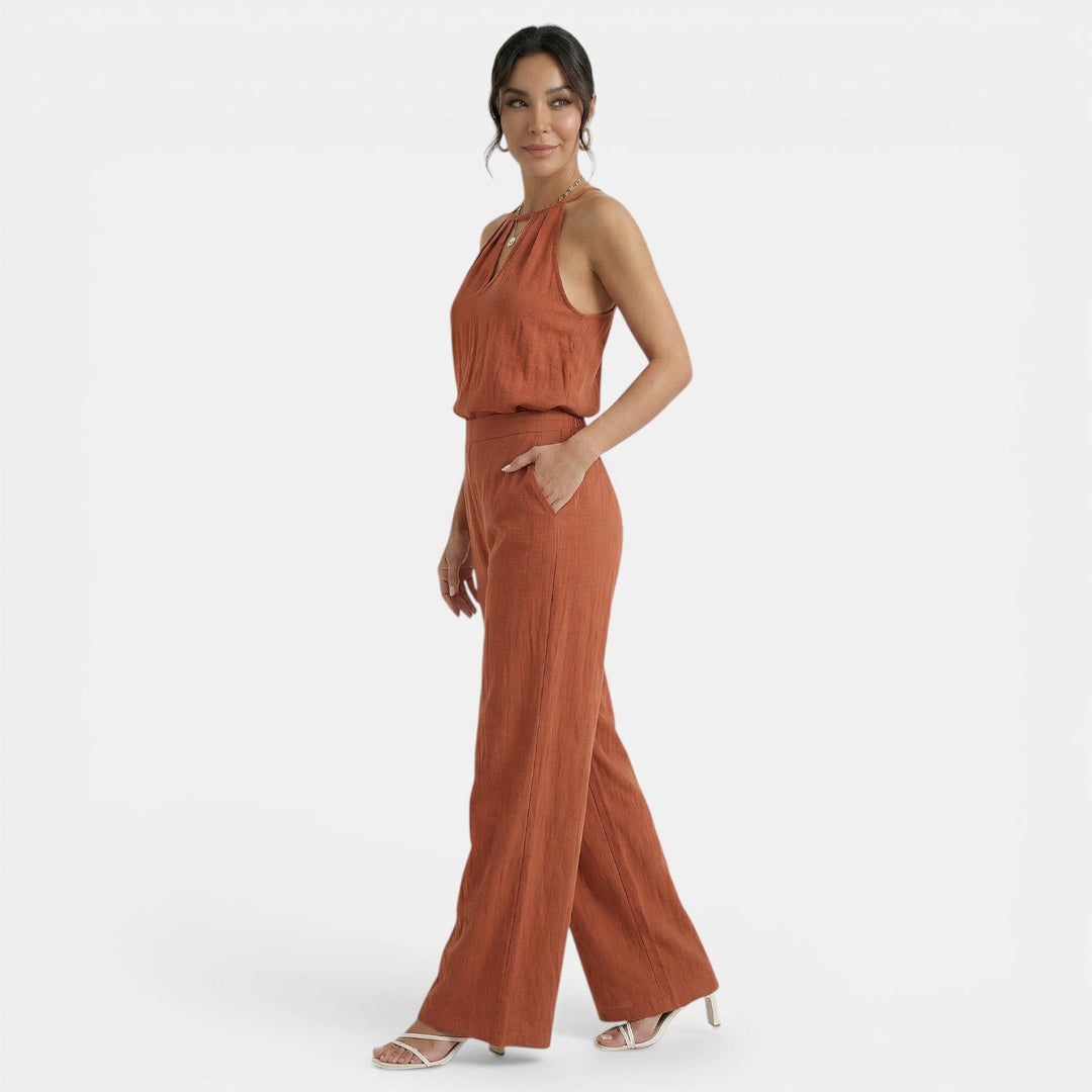 Conjunto de lino calado blanco para mujer, top halter y pantalón ancho. Estilo playa chic.