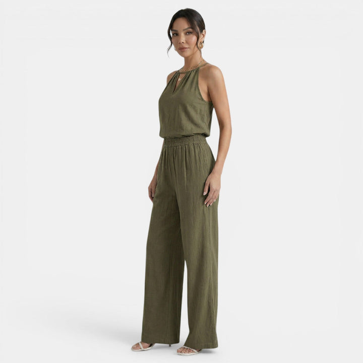 Set casual de verano para mujer: top halter calado de lino y pantalón ancho fresco.