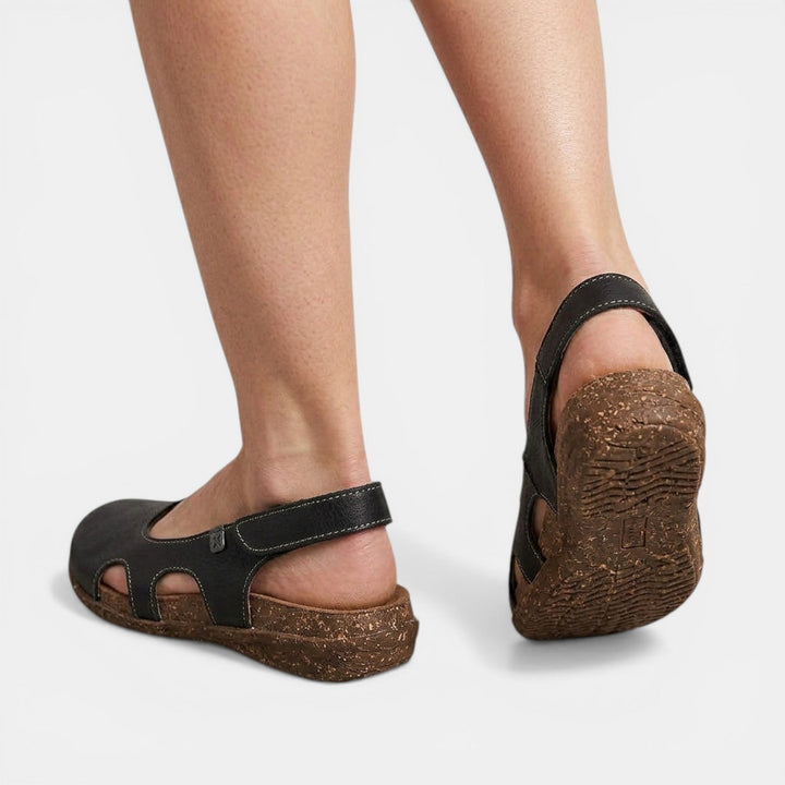 Perfil sandalias ortopédicas de mujer, diseño plano y cómodo. Soporte y confort para el verano.