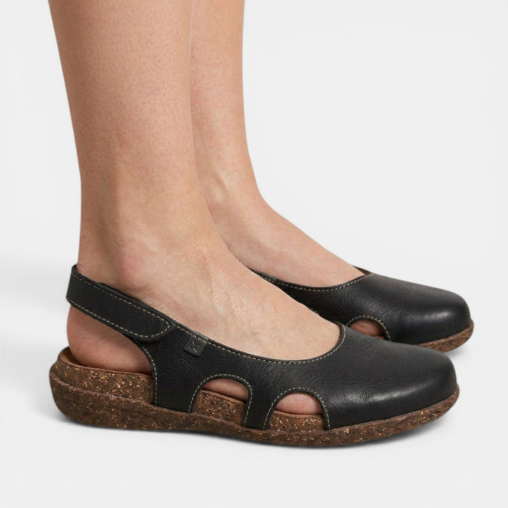 Detalle sandalias planas ortopédicas de mujer. Comodidad y soporte esencial para pies cansados.
