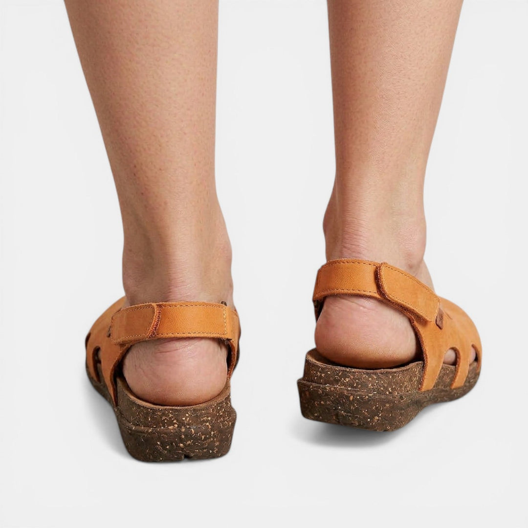 Sandalias de verano ortopédicas, planas y cómodas. Mujer con soporte y estilo fresco.