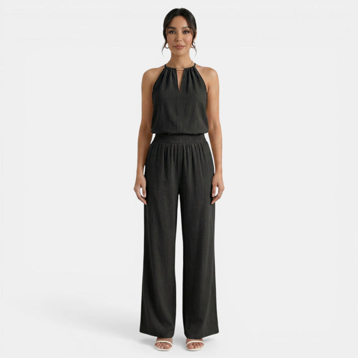 Verano con estilo: conjunto de mujer con top halter calado de lino y pantalón ancho fresco.