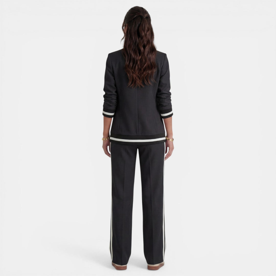 Pantalón ancho y blazer de mujer, conjunto elegante para un estilo profesional y moderno en la oficina.