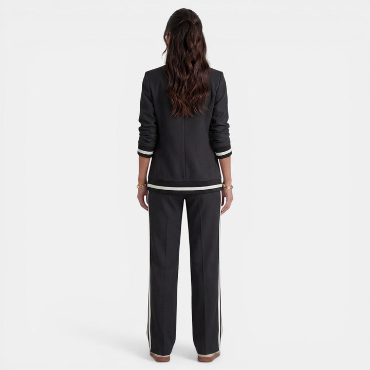 Pantalón ancho y blazer de mujer, conjunto elegante para un estilo profesional y moderno en la oficina.