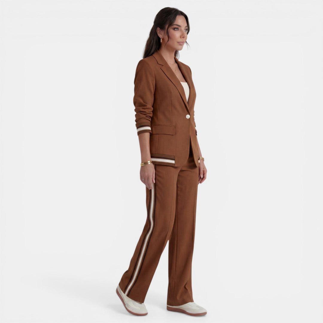 Estilo profesional mujer: conjunto de blazer y pantalón ancho, ropa versátil para cualquier ocasión formal.