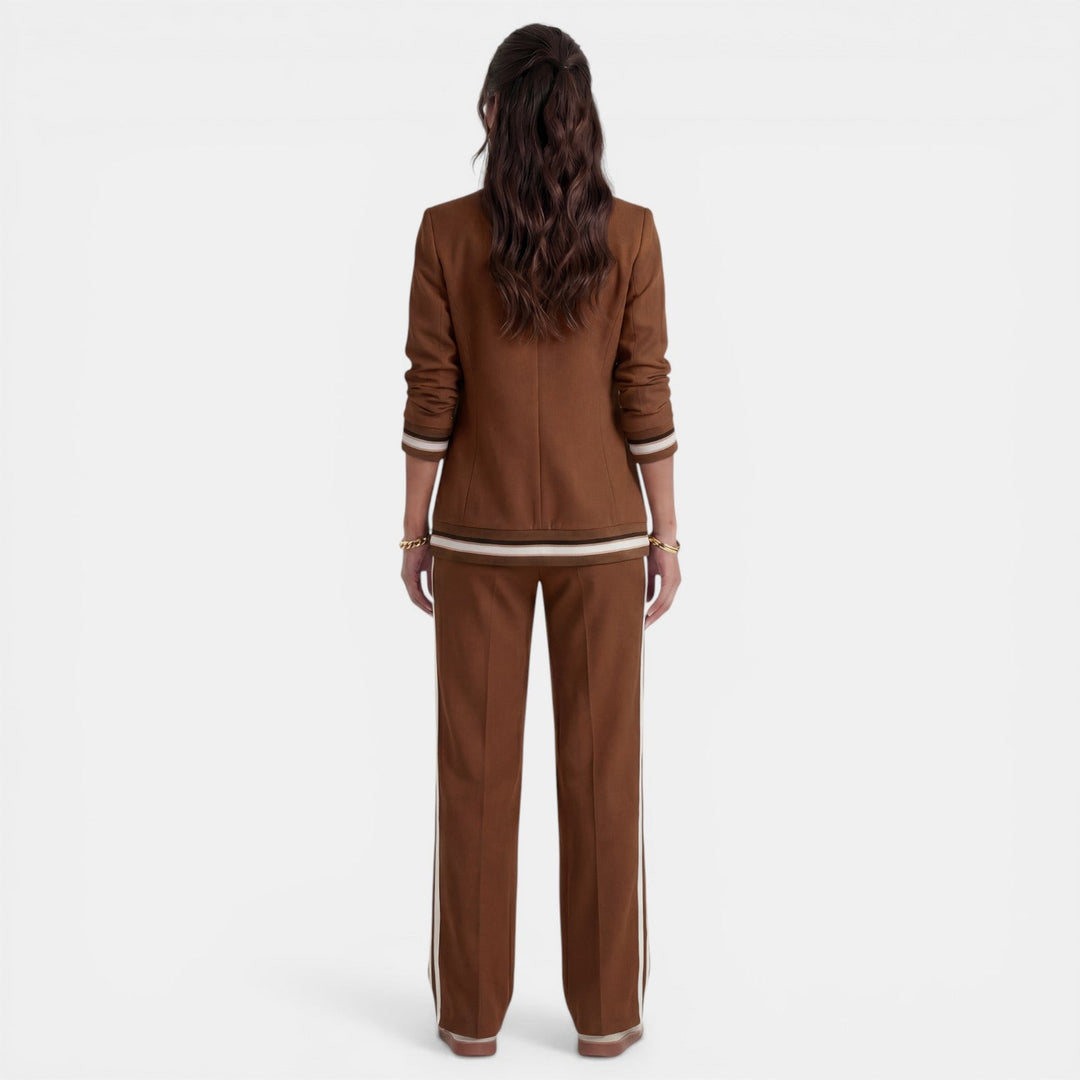 Conjunto elegante formal para mujer, incluye blazer y pantalón ancho. Perfecto para moda de oficina.