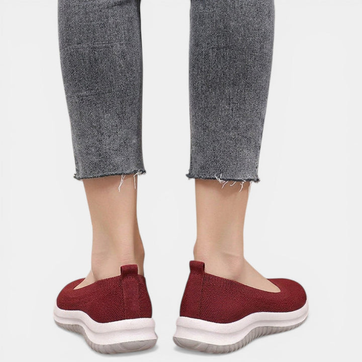 Zapatos ortopédicos de mujer con flexibilidad y amortiguación para un caminar diario cómodo y ligero.