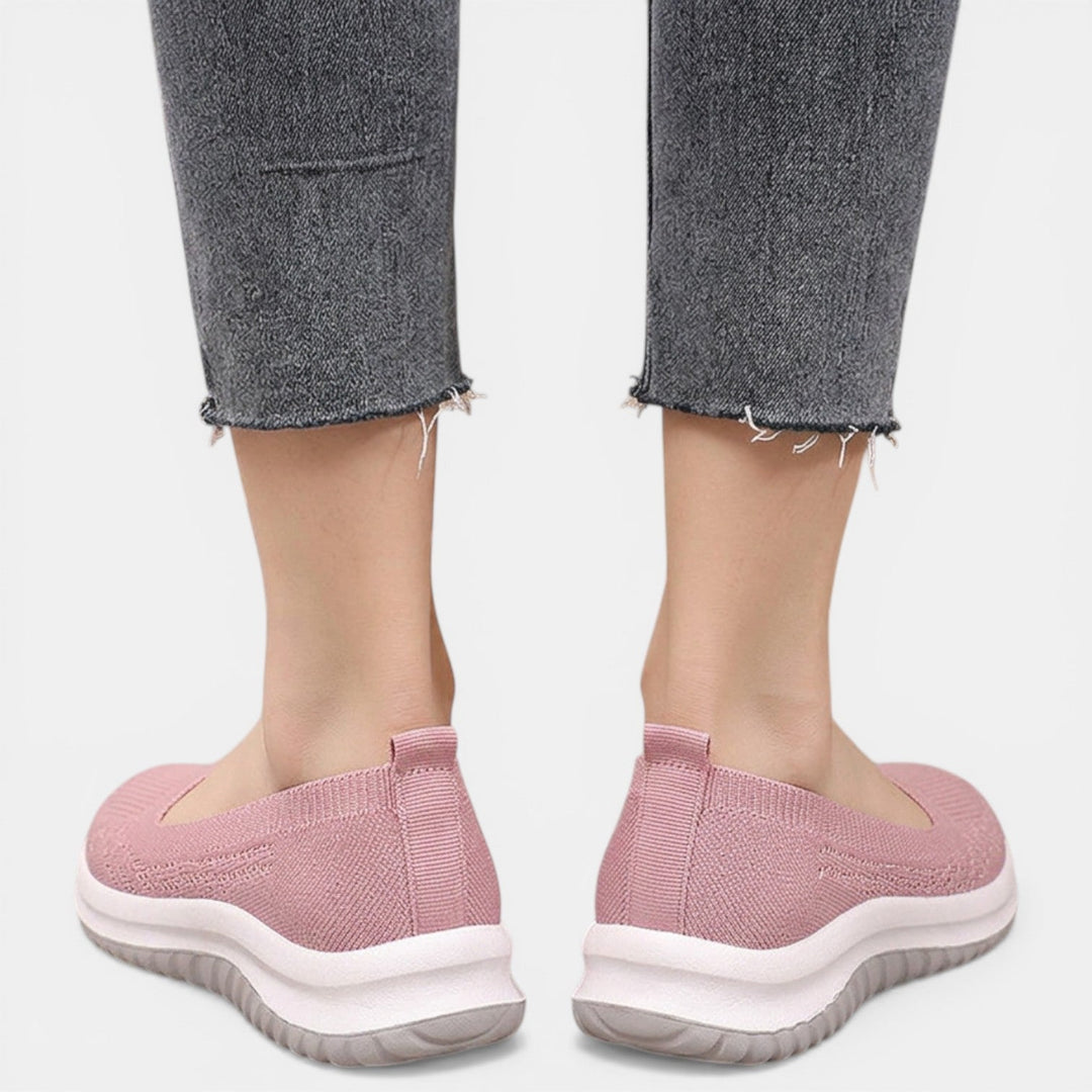 Vista superior de zapatos transpirables ortopédicos para mujer, diseño casual y comodidad para pies sanos.