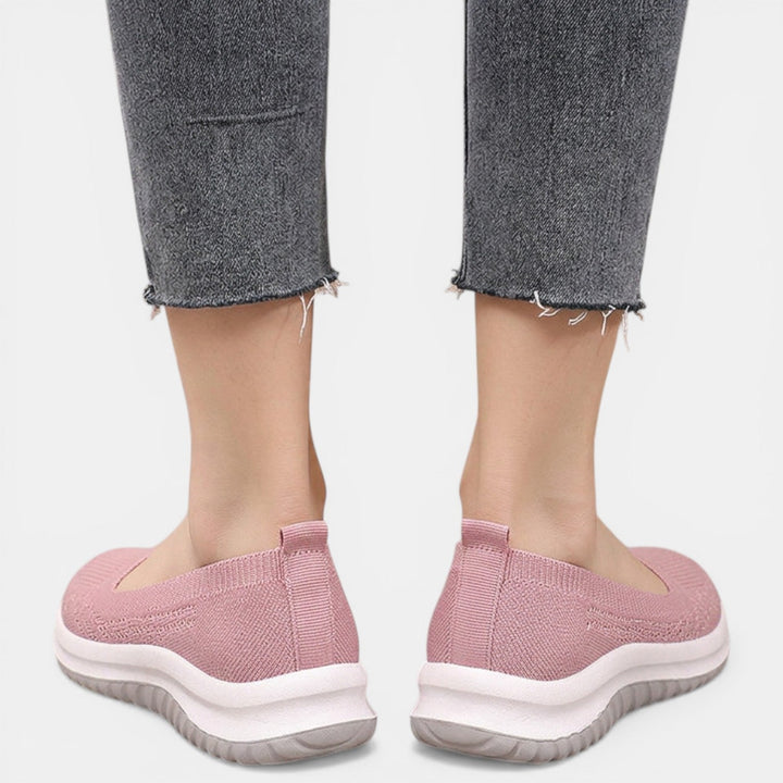 Vista superior de zapatos transpirables ortopédicos para mujer, diseño casual y comodidad para pies sanos.