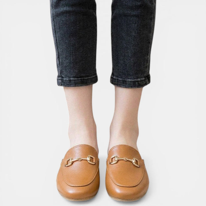Vista superior de mules cómodos de mujer, perfectos para un estilo casual chic. Calzado fresco de verano.