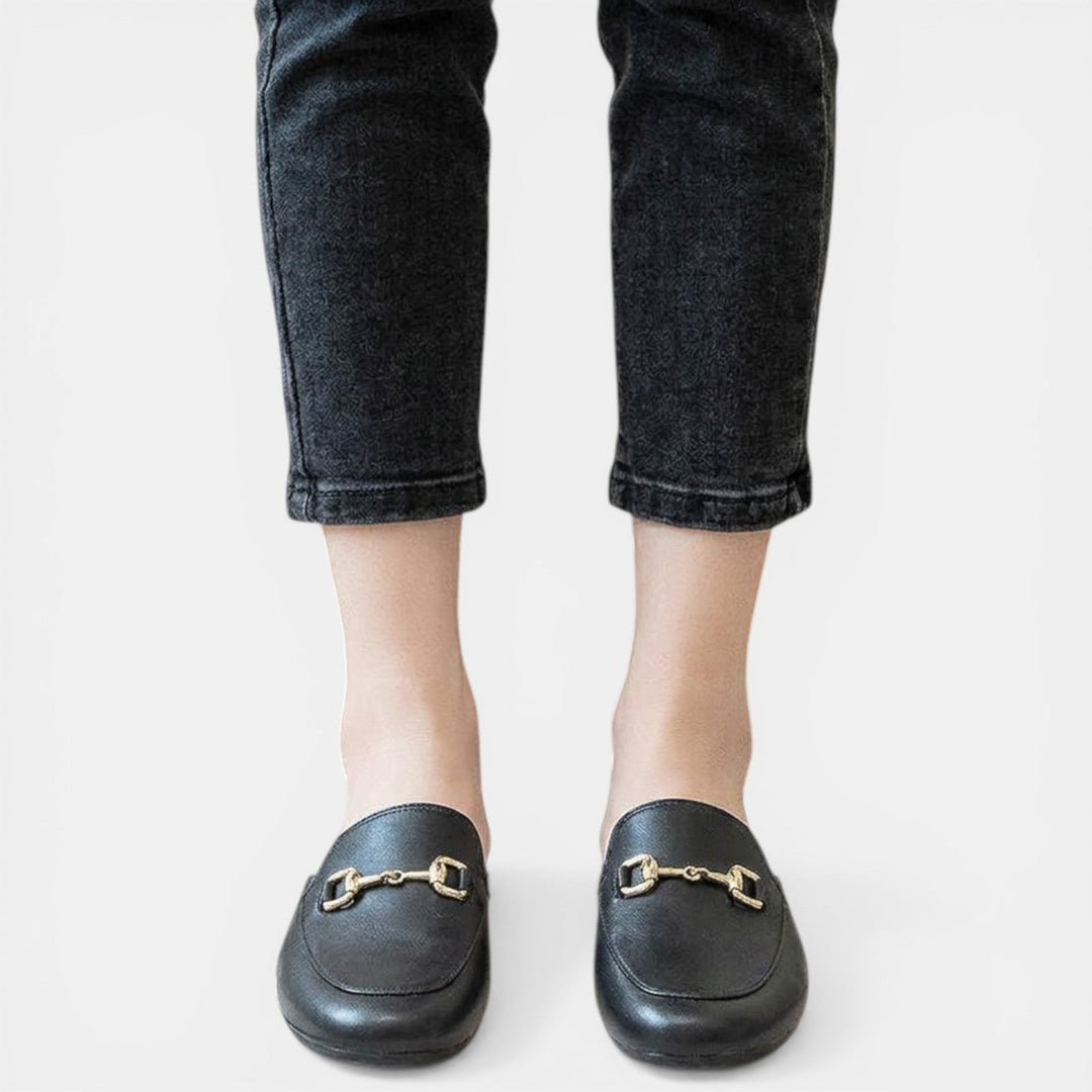 Detalle de mules mujer con suela acolchada para máximo confort. Calzado slip-on de primavera/verano.