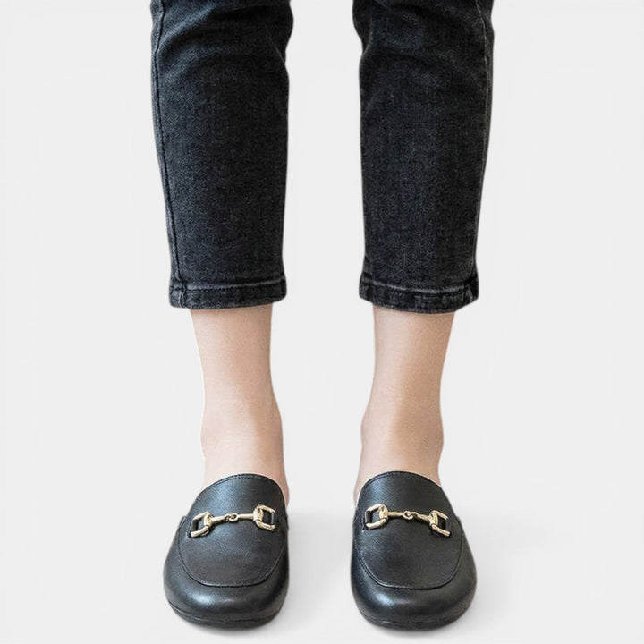 Detalle de mules mujer con suela acolchada para máximo confort. Calzado slip-on de primavera/verano.