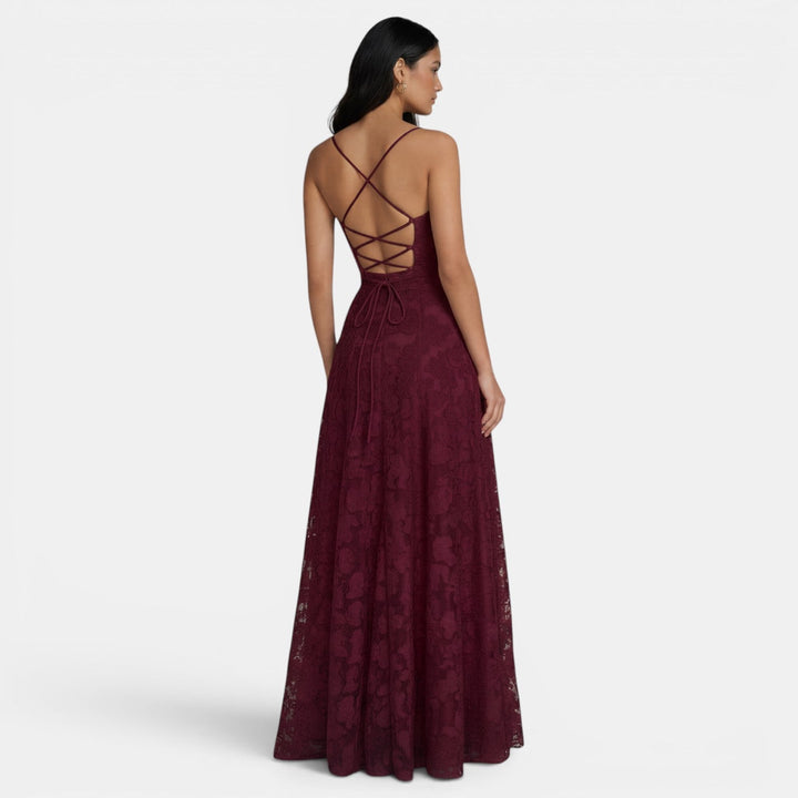 Vestido de fiesta ajustado con espalda descubierta y lazos, estilo moderno y femenino.