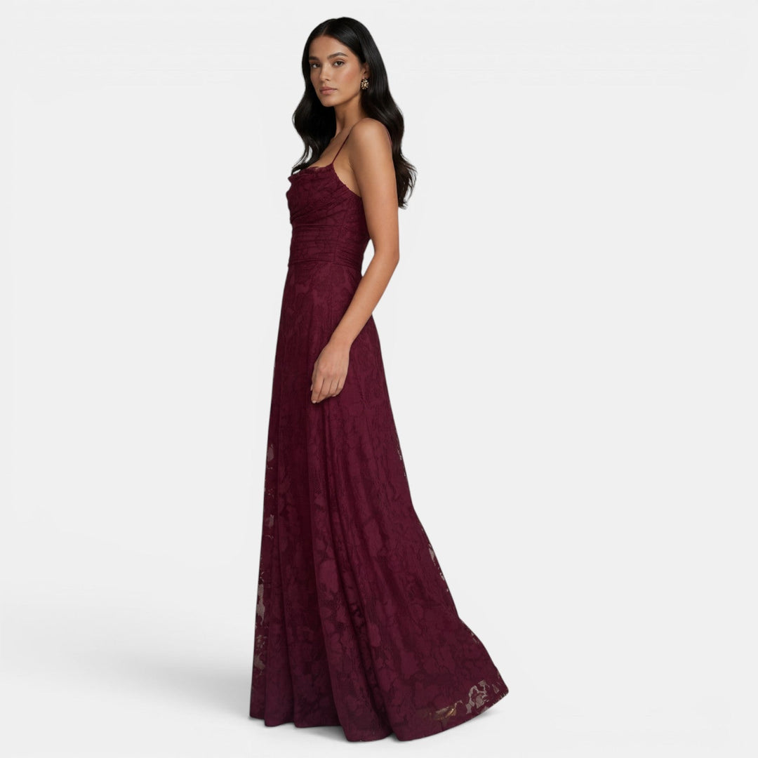 Elegante vestido ajustado de mujer sin espalda, con lazos decorativos. Moda sofisticada.