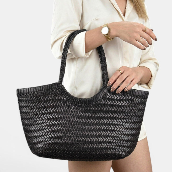 Amplio bolso shopper de rafia y piel, ideal como accesorio de moda para mujer en primavera-verano.