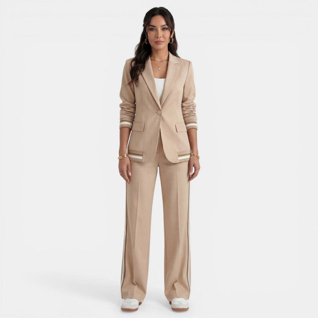 Conjunto elegante de blazer y pantalón ancho para mujer, ideal para oficina y eventos formales.
